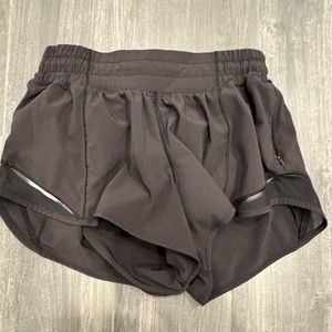 Lululemon hotty hot low rise lined shorts 2.5”